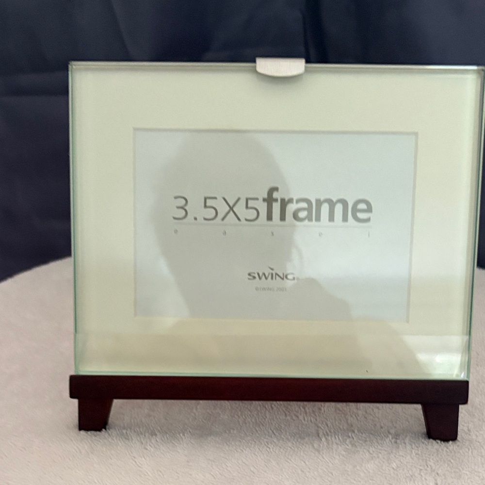 Swing Design Glass Photo Frame with Dark Brown Base